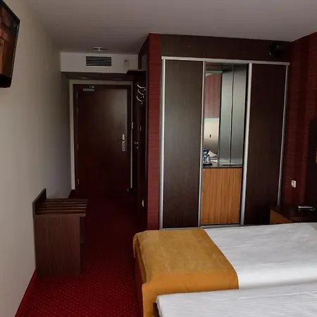 Hotel Quest - Dawniej Planeta Brzesko